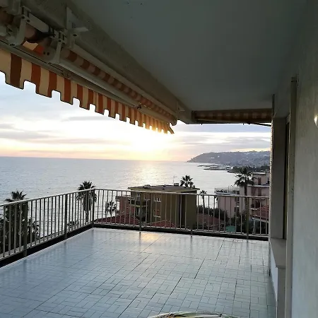 아파트 Nobles Sea View *
